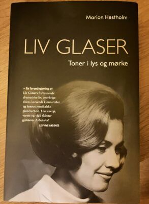 Biografien Liv Glaser. Toner i lys og mørke er skrevet av Marion Hestholm. (Foto: Leif Blichfeldt - omslag ved Stig Moe, Aksell)