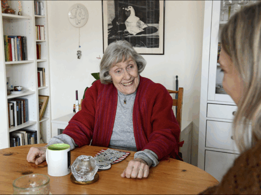 Pianisten Liv Glaser i samtale med forfatteren Marion Hestholm. Foto Bodoni Forlag